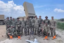 Các UAV bị bắn hạ trong cuộc thử nghiệm cùng các binh sĩ và hệ thống “Leonidas HPM”. Ảnh: Epirus.