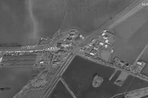 Ảnh vệ tinh cho thấy đoàn xe ách tắc dài 6,5km ở biên giới Ukraine -Romania (Ảnh: MAXAR).