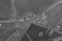 Ảnh vệ tinh cho thấy đoàn xe ách tắc dài 6,5km ở biên giới Ukraine -Romania (Ảnh: MAXAR).