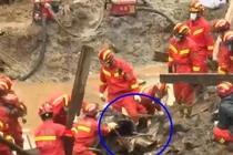 Một phần động cơ máy bay được tìm thấy ở độ sâu 20 mét dưới mặt đất (Ảnh: Đông Phương).