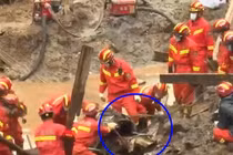 Một phần động cơ máy bay được tìm thấy ở độ sâu 20 mét dưới mặt đất (Ảnh: Đông Phương).