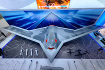 Chiếc UAV hạng nặng CH-7 và vũ khí trang bị cho nó được trưng bày (Ảnh: CCTV)