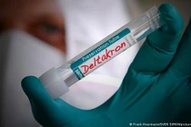 Sự xuất hiện của biến chủng lai giữa Delta và Omicron khiến nhiều người hoang mang lo sợ (Ảnh: Deutsche Welle).