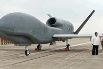 Nhà lãnh đạo Kim Jong-un trao đổi với quan chức hữu quan trước khi chiếc UAV bay thử nghiệm. Ảnh: Guancha.