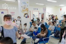 Bệnh viện Nhi Bắc Kinh đông nghịt bệnh nhân nghi nhiễm RSV chờ khám. Ảnh: Toutiao.