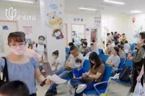Bệnh viện Nhi Bắc Kinh đông nghịt bệnh nhân nghi nhiễm RSV chờ khám. Ảnh: Toutiao.