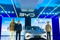 Quan chức Indonesia và Trung Quốc tại cuộc họp báo của BYD tại Jakarta ngày 18/1 (Ảnh: Nikkei).