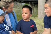 Sức khỏe Oliver Chu (giữa) đang tiến triển rất tốt sau 1 năm điều trị. Ảnh: Yahoo!