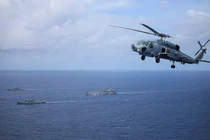 Các tàu chiến và trực thăng của Hải quân Australia hoạt động thực hiện tự do hàng hải trên Biển Đông hồi tháng 5/2021 (Ảnh: Financial Review).