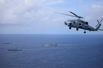 Các tàu chiến và trực thăng của Hải quân Australia hoạt động thực hiện tự do hàng hải trên Biển Đông hồi tháng 5/2021 (Ảnh: Financial Review).