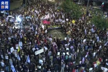 Ngày 5/10, hàng ngàn người dân Israel biểu tình chống chính phủ, đòi ký hiệp ước hòa bình với Hamas (Ảnh: NetEasy)