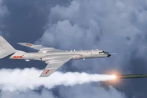 Máy bay H-6N phóng tên lửa Jinglei-1. Ảnh: 6park.