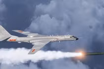 Máy bay H-6N phóng tên lửa Jinglei-1. Ảnh: 6park.