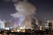 Tên lửa Iran đánh trúng mục tiêu ở Tel Aviv, gây cháy nổ. Ảnh: Reuters.