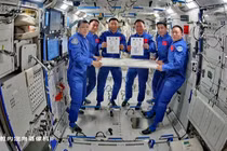 Các phi hành gia hai tàu bàn giao nhiệm vụ hôm 4/11 trên trạm Thiên Cung. Ảnh: CCTV.