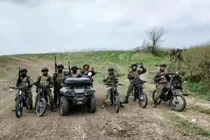 Lính Nga cơ động bằng mô tô và xe địa hình. Ảnh: QQnews.