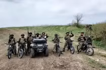 Lính Nga cơ động bằng mô tô và xe địa hình. Ảnh: QQnews.