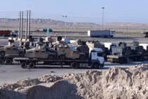 Đoàn xe tải chở các xe quân sự của Mỹ trên quốc lộ Iran (Ảnh: Đông Phương).