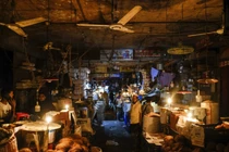 Một khu chợ ở thủ đô Dhaka bị cắt điện do nguồn cung bị thiếu nghiêm trọng (Ảnh: AP)