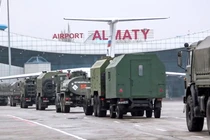 Các phương tiện quân sự của Nga tới sân bay Almaty vốn bị những phần tử bạo loạn chiếm giữ (Ảnh: AP).