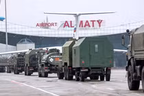 Các phương tiện quân sự của Nga tới sân bay Almaty vốn bị những phần tử bạo loạn chiếm giữ (Ảnh: AP).
