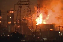 Nhà máy bị cháy dữ dội. Ảnh: Creaders.