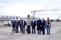 Phái đoàn đại diện đặc biệt của ông Biden thăm Đài Loan, người đứng đầu cơ quan Ngoại giao Đài Loan Ngô Chiêu Nhiếp (thứ 4, phải qua) ra sân bay đón (Ảnh: AP).