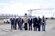 Phái đoàn đại diện đặc biệt của ông Biden thăm Đài Loan, người đứng đầu cơ quan Ngoại giao Đài Loan Ngô Chiêu Nhiếp (thứ 4, phải qua) ra sân bay đón (Ảnh: AP).