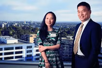 Người sáng lập Tân Hy vọng Lưu Vĩnh Hảo rút lui nhường ghế lãnh đạo tập đoàn cho con gái Lưu Sướng. Ảnh: Sina.