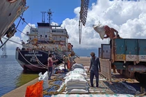 Ấn Độ đang xem xét giảm 80% lượng gạo xuất khẩu để chống lạm phát trong nước (Ảnh: Reuters)