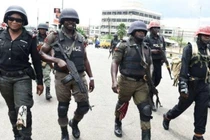 Lực lượng cảnh sát mang súng duy trì lệnh phong tỏa trên đường phố thủ đô Lagos (Ảnh: China Press).