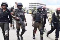 Lực lượng cảnh sát mang súng duy trì lệnh phong tỏa trên đường phố thủ đô Lagos (Ảnh: China Press).