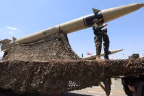 Tên lửa đạn đạo Quds-5 của Houthi trong một cuộc diễu binh. Ảnh: Getty.