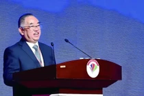 Ông Hứa Khai Hoa, vị Giáo sư bỏ giảng dạy đi làm nghề "nhặt ve chai" và trở thành tỷ phú. Ảnh: Sina.