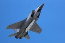 Tên lửa Kinzhal trên MiG-31 (Ảnh: RIA).