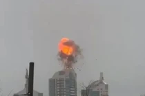 Tầng 37 của tòa nhà "Blue Paradise" bị máy bay đâm vào gây cháy. Ảnh: Thepaper.