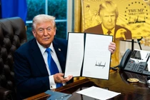 Tổng thống Mỹ Trump ký sắc lệnh phát hành Thẻ vàng Trump với giá 1 triệu USD. Ảnh: Getty.