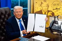 Tổng thống Mỹ Trump ký sắc lệnh phát hành Thẻ vàng Trump với giá 1 triệu USD. Ảnh: Getty.