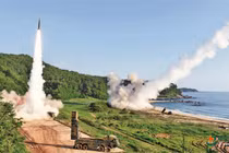 Quân đội Hàn Quốc phóng thử tên lửa Hyunmoo-2 có tầm bắn 300km (Ảnh: 81.cn).