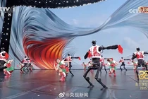 Màn biểu diễn cùng các vũ công của robot Unitree trên CCTV trong Gala Tết Ất Tỵ đã gây nên cơn sốt robot hình người ở Trung Quốc. Ảnh: Sohu.