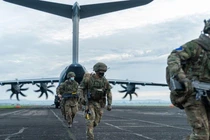 Anh triển khai lực lượng đổ bộ đường không tới Ukraine khiến tình hình căng thẳng thêm (Ảnh: QQ).