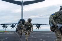 Anh triển khai lực lượng đổ bộ đường không tới Ukraine khiến tình hình căng thẳng thêm (Ảnh: QQ).