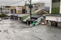 Nước lũ tràn vào thị trấn Quang Phục sau khi hồ chứa bị vỡ. Ảnh: CNA.