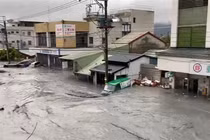 Nước lũ tràn vào thị trấn Quang Phục sau khi hồ chứa bị vỡ. Ảnh: CNA.