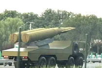 Hai quả tên lửa bị bọc kín này được cho là tên lửa siêu vượt âm chống hạm YJ-17. Ảnh: Topwar.