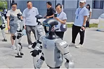 Thị trường cho thuê robot hình người từng rất sôi động, giá thuê đắt, thu hồi vốn nhanh. Ảnh: Sina.