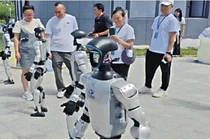 Thị trường cho thuê robot hình người từng rất sôi động, giá thuê đắt, thu hồi vốn nhanh. Ảnh: Sina.