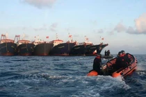 Tàu cảnh sát biển Philippines tập trận đến sát các tàu dân quân biển Trung Quốc (Ảnh: AP).