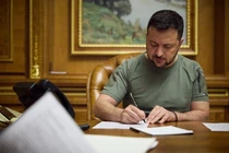 Ngày 15/1, Tổng thống Ukraine Volodymyr Zelensky ký sắc lệnh mới về hạ mức tuổi quân dịch từ 25 xuống 17. Ảnh: QQnews.