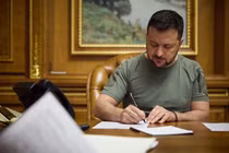 Ngày 15/1, Tổng thống Ukraine Volodymyr Zelensky ký sắc lệnh mới về hạ mức tuổi quân dịch từ 25 xuống 17. Ảnh: QQnews.